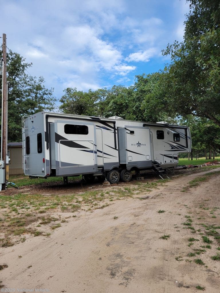 Used 2020 Highland Ridge Silverstar 427BHS available in Seguin, Texas