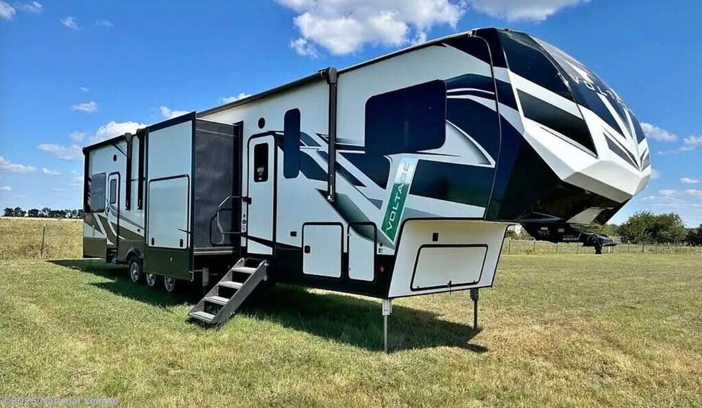 Used 2022 Dutchmen Voltage Toy Hauler 4145 available in Wills Point, Texas