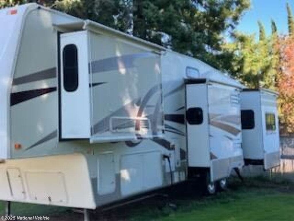 Used 2009 Fleetwood Quantum 375RLQS available in Vancouver, Washington