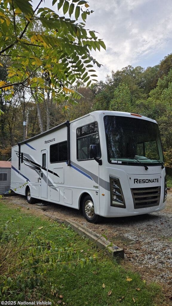 Used 2005 Thor Motor Coach Resonate 32B available in Latrobe, Pennsylvania