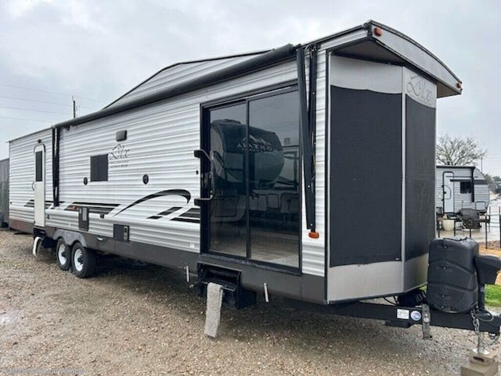 Used 2019 Forest River Wildwood DLX Destination 353FLFB available in Mont Belvieu, Texas
