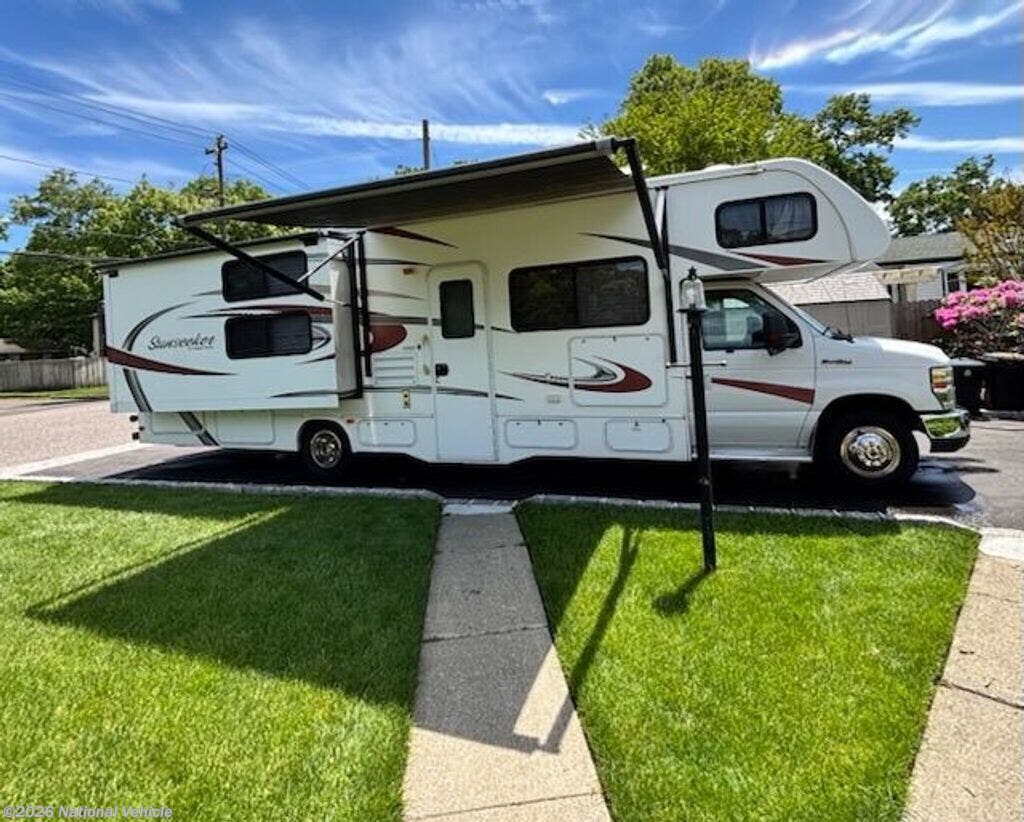 Used 2015 Forest River Sunseeker 3170DS available in Lake Ronkonkoma, New York