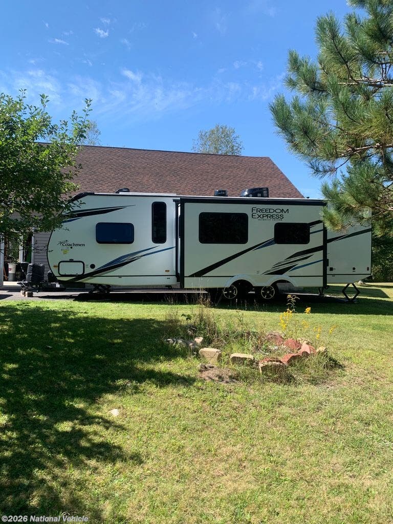 Used 2022 Coachmen Freedom Express Ultra Lite 287BHDS available in Milford, Maine