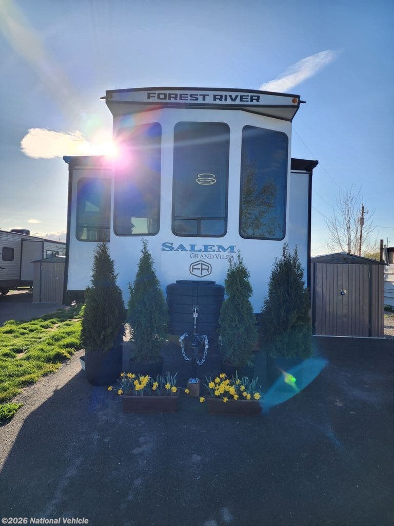 Used 2025  Forest River Salem Grand Villa 42FLDL by Forest River from National Vehicle in Prineville, OR