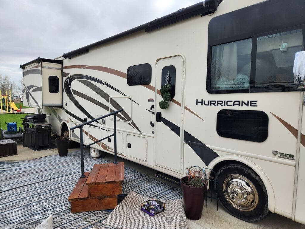 Used 2019  Thor Motor Coach Hurricane 35M by Thor Motor Coach from National Vehicle in Oak Harbor, OH