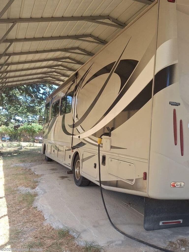 Used 2014  Thor Motor Coach Hurricane 32A by Thor Motor Coach from National Vehicle in Oak Point, TX