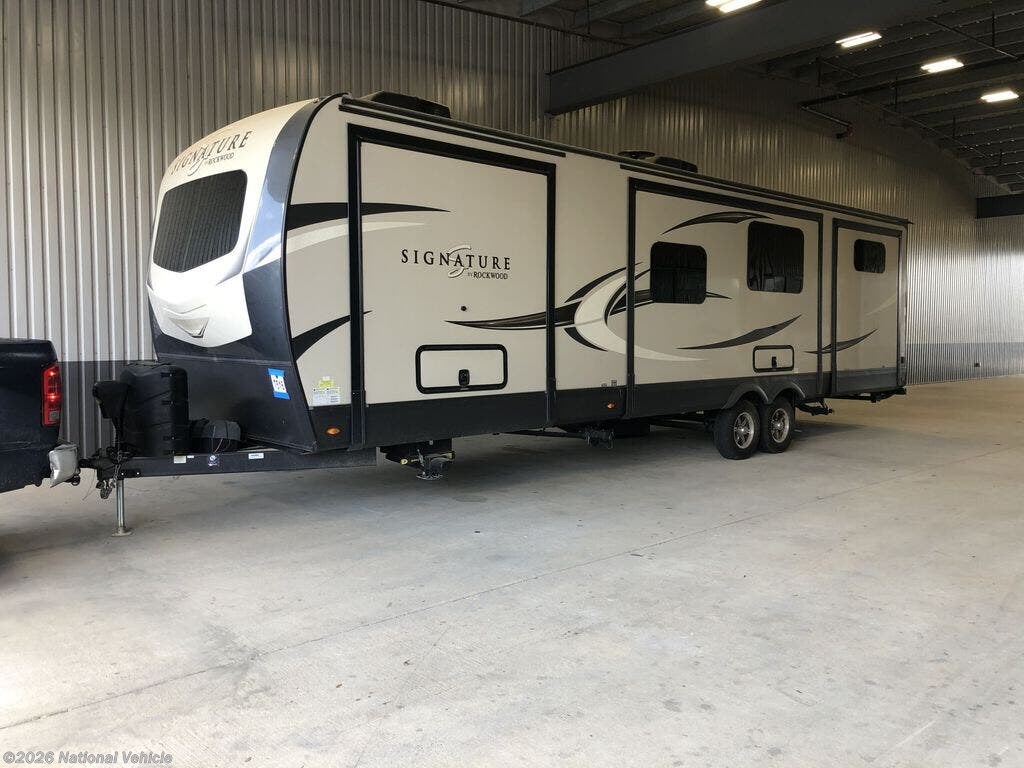 Used 2020  Forest River Rockwood Signature 8326BH by Forest River from National Vehicle in Pearland, TX