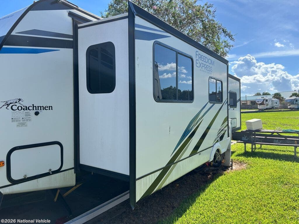 Used 2022  Coachmen Freedom Express Ultra Lite 259FKDS by Coachmen from National Vehicle in Santa Fe, TX