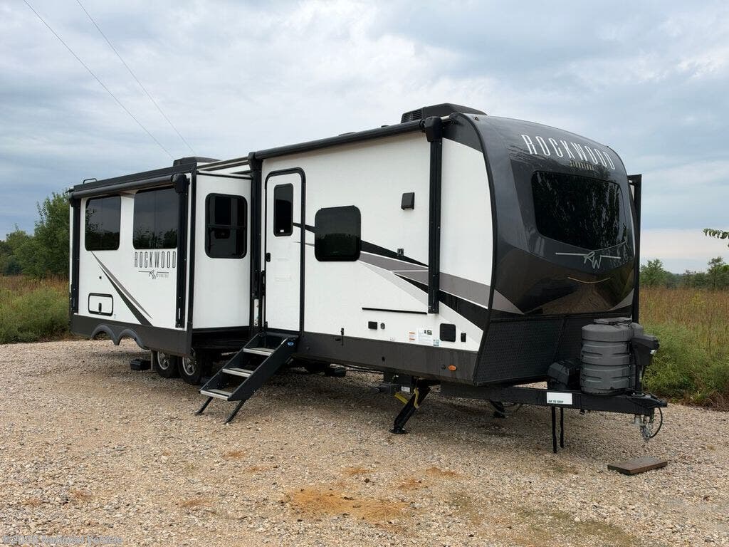 Used 2024  Forest River Rockwood Signature 8338DB by Forest River from National Vehicle in Frediona, KS