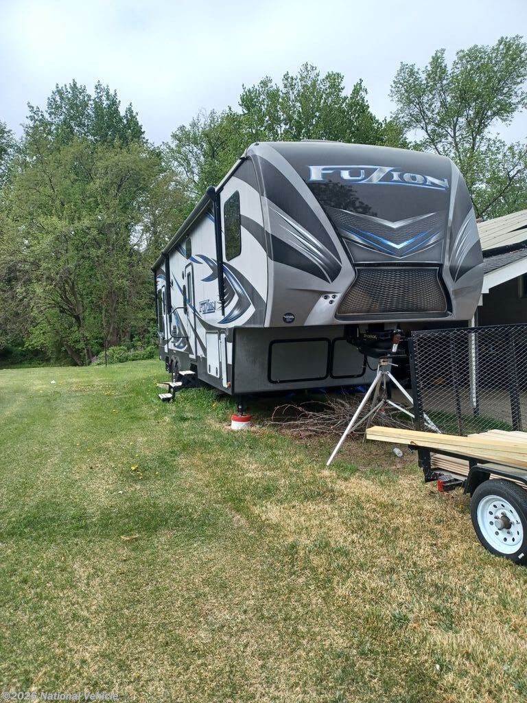Used 2017  Keystone Fuzion 325 by Keystone from National Vehicle in Deepwater, NJ