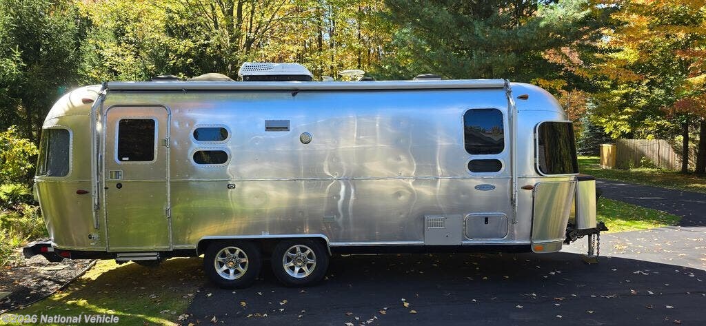 Used 2017  Airstream Flying Cloud 25FB Twin by Airstream from National Vehicle in East Aurora, NY