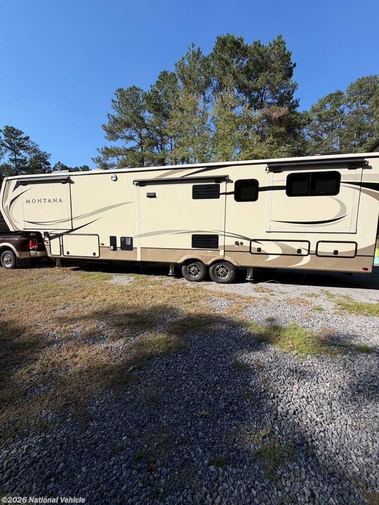Used 2019  Keystone Montana 3790RD by Keystone from National Vehicle in Cottageville, SC