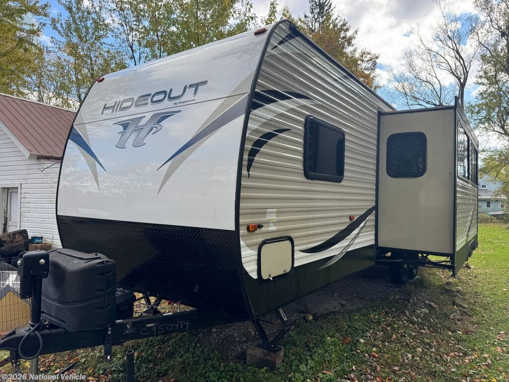 Used 2018  Keystone Hideout Luxury 28BHS by Keystone from National Vehicle in Andover, OH