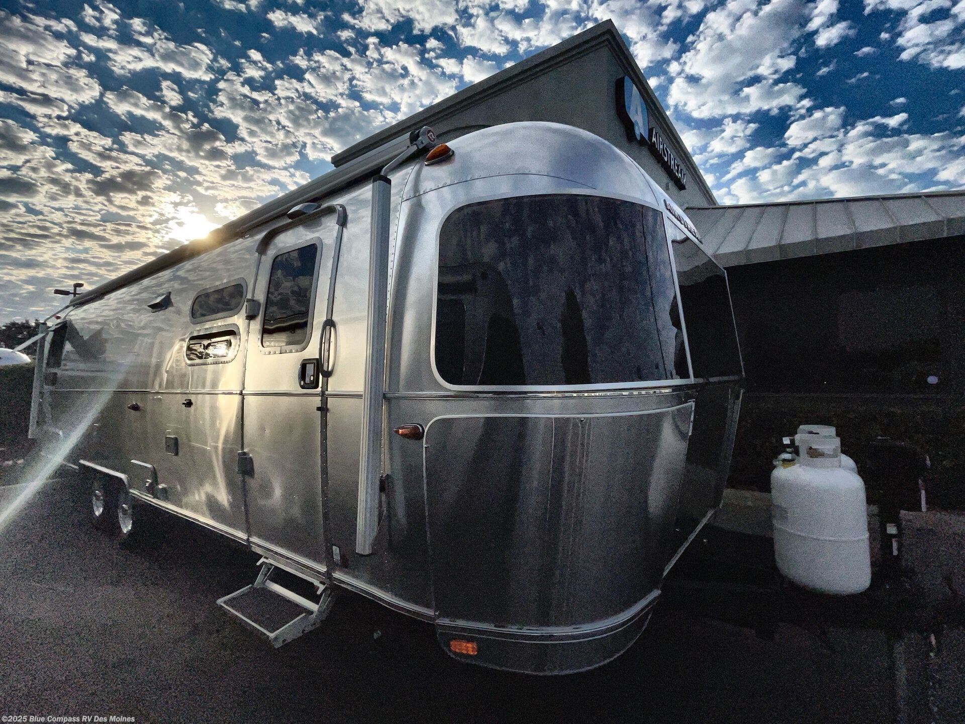New 2025 Airstream Globetrotter 30RB available in Altoona, Iowa