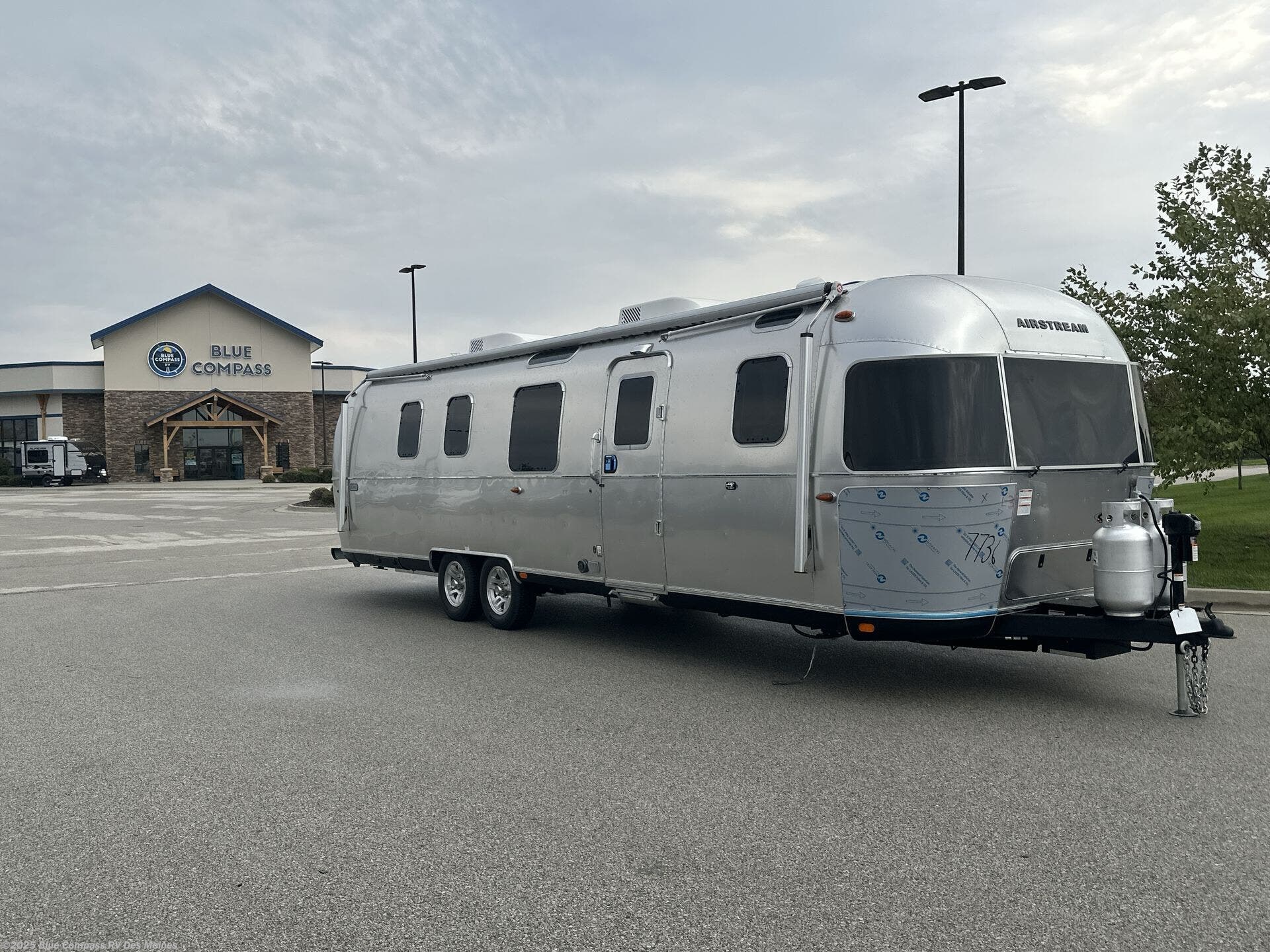 New 2026 Airstream Classic 33FB available in Altoona, Iowa