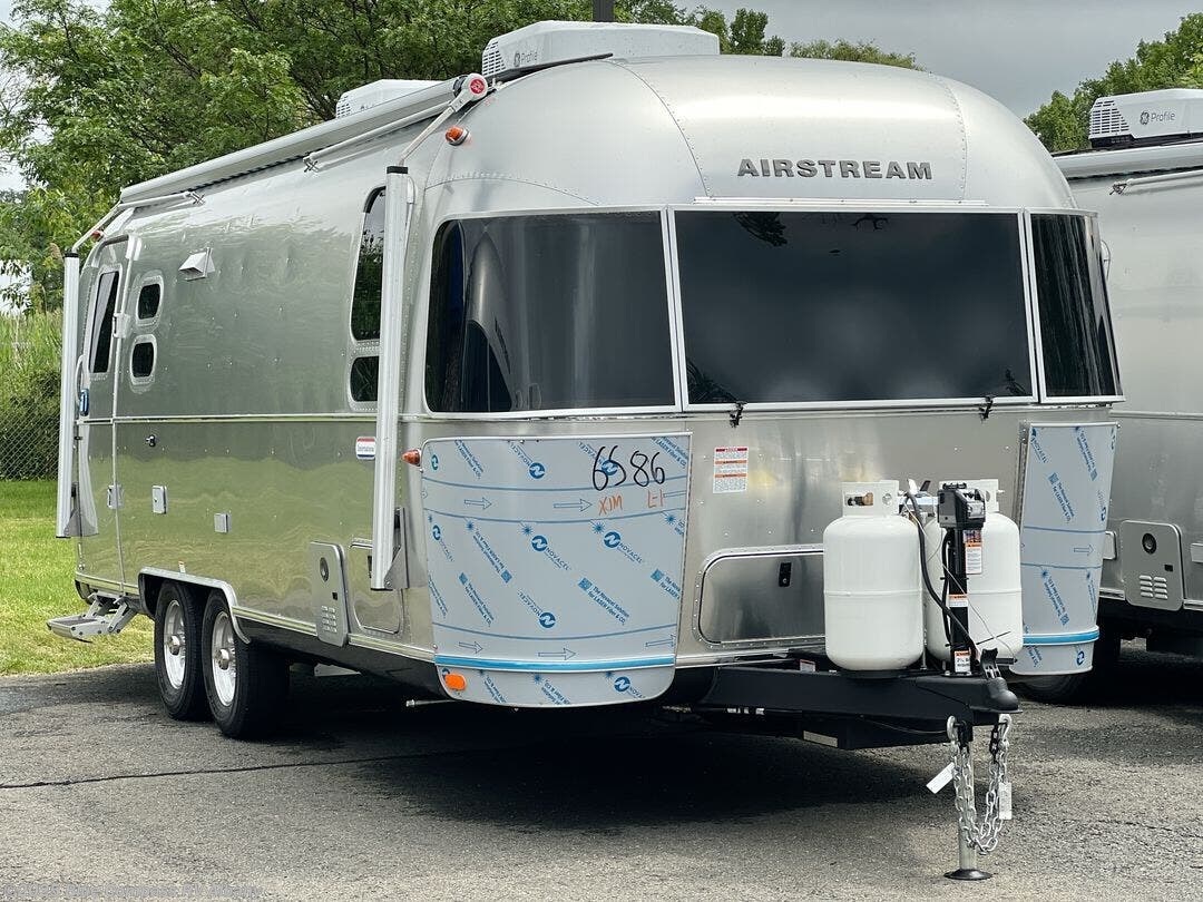 New 2025 Airstream International 25FB Twin available in Latham, New York