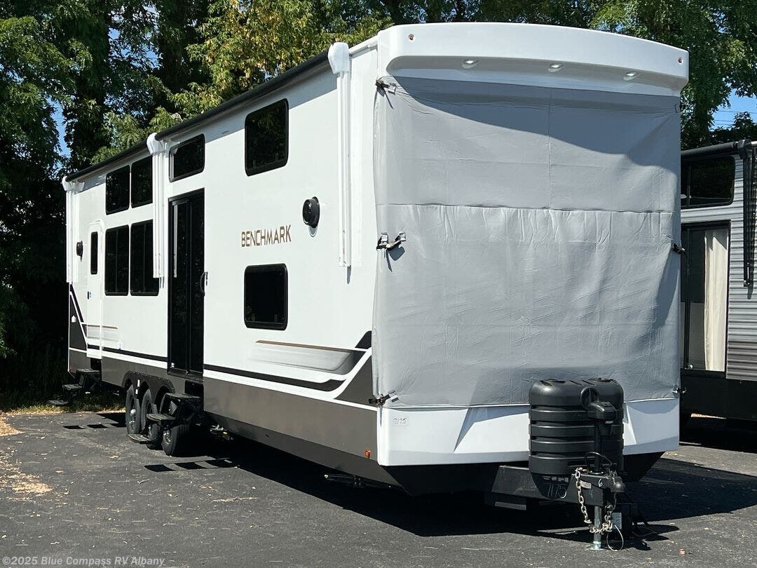 New 2026 Alliance RV Benchmark 44LFT available in Latham, New York