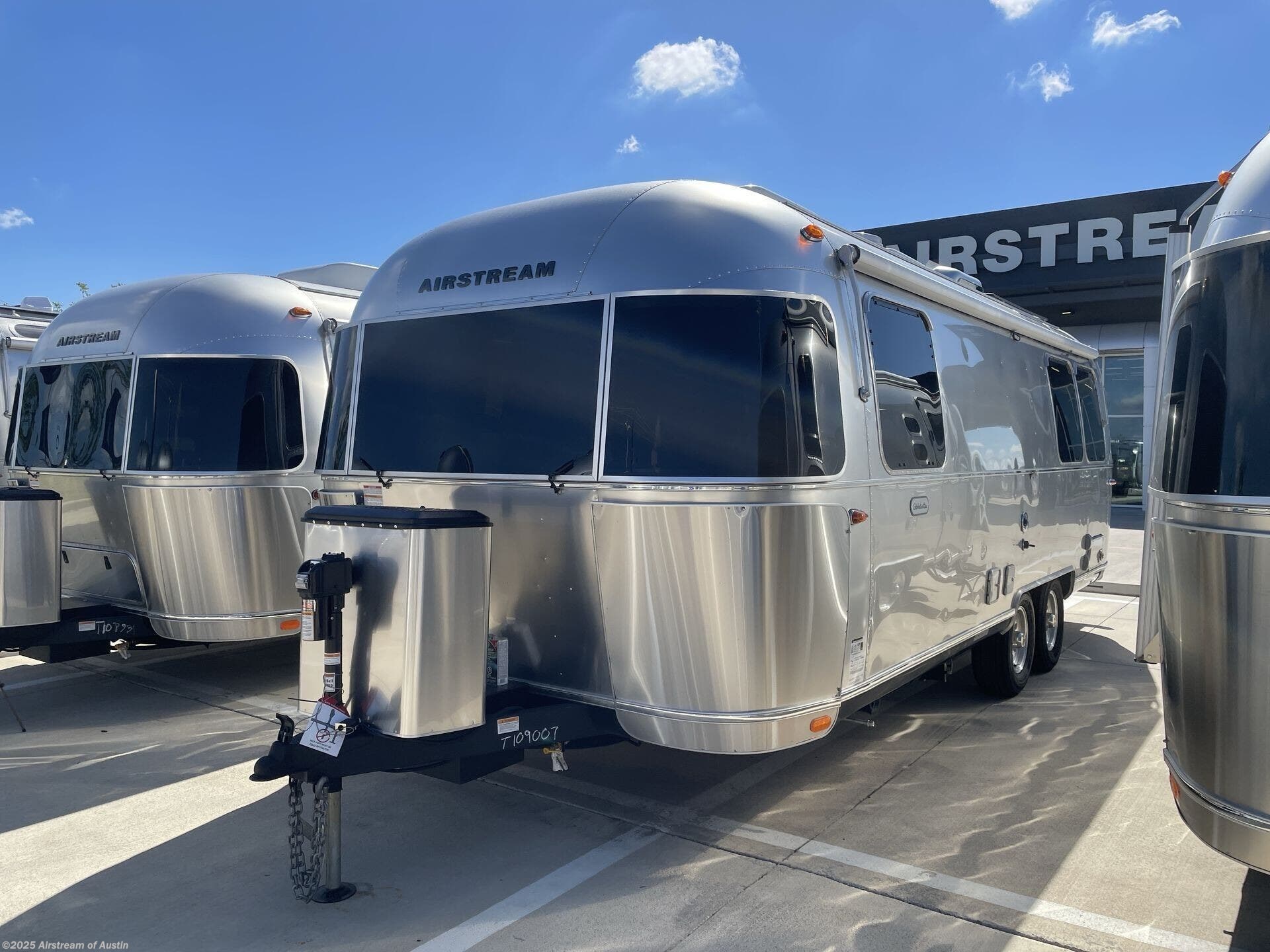 New 2025 Airstream Globetrotter 27FB available in Buda, Texas