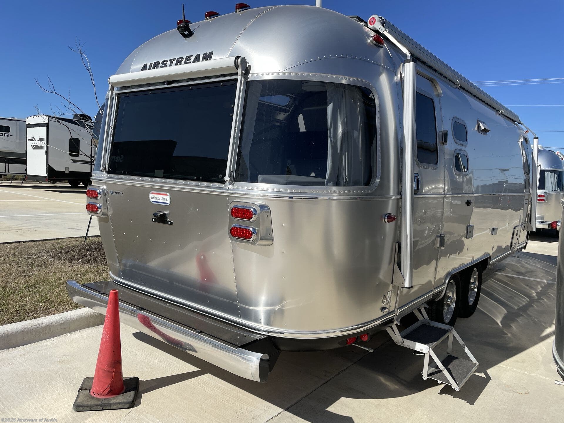 New 2025 Airstream International 27FB Twin available in Buda, Texas
