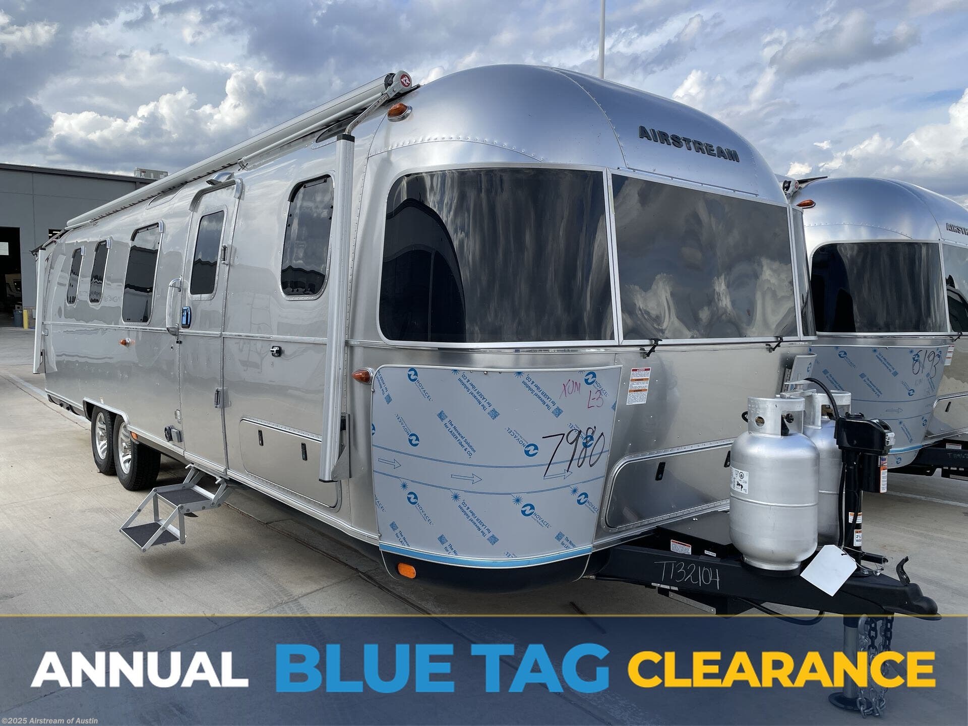 New 2026 Airstream Classic 33FB Twin available in Buda, Texas