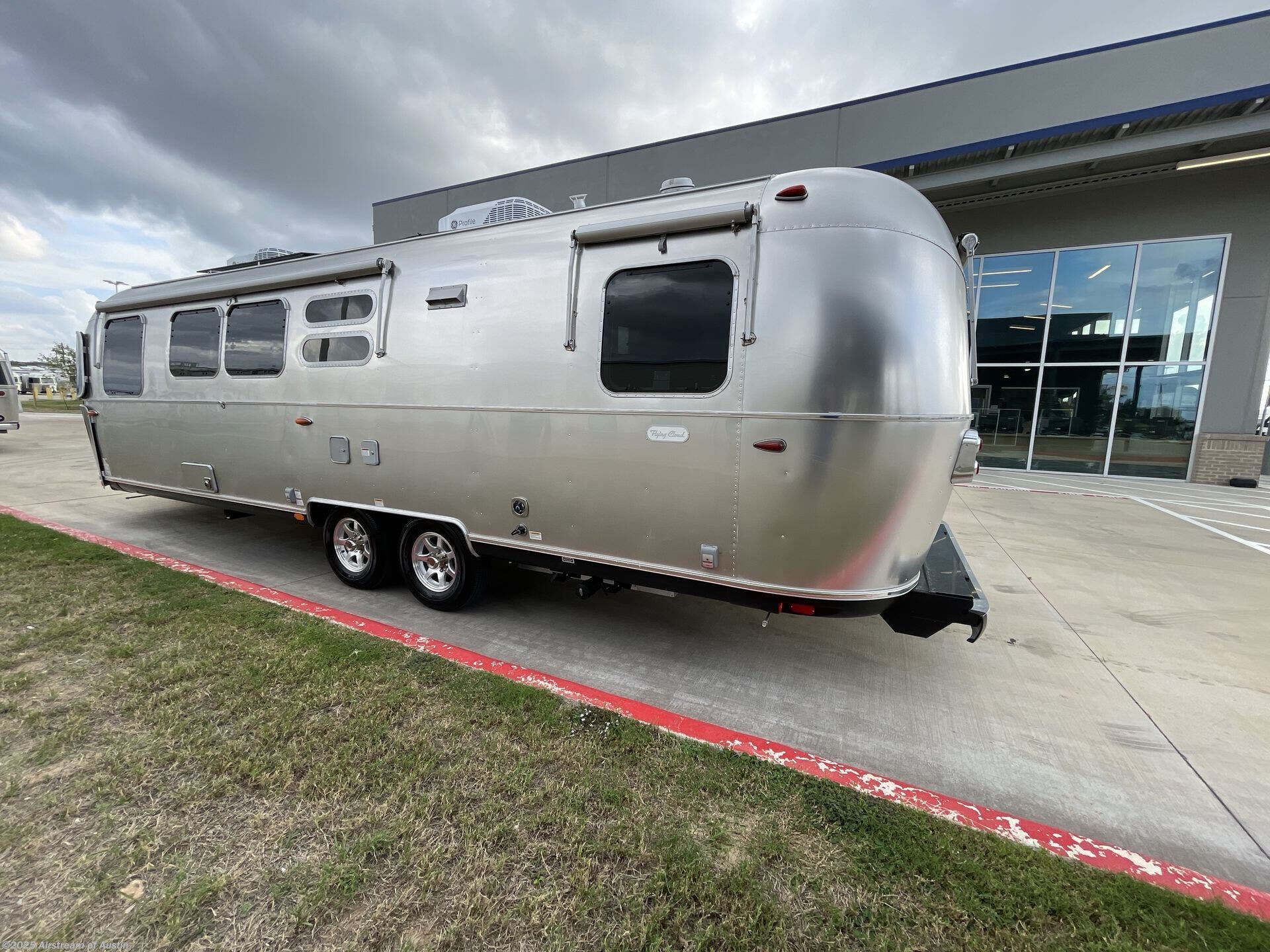 New 2026 Airstream Flying Cloud 30FB Bunk available in Buda, Texas