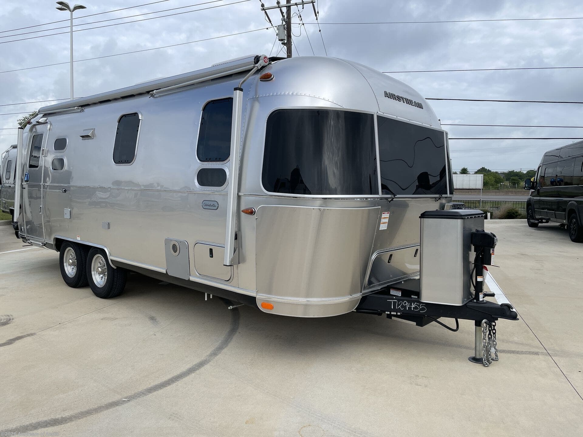 New 2026 Airstream Globetrotter 25FB Twin available in Buda, Texas