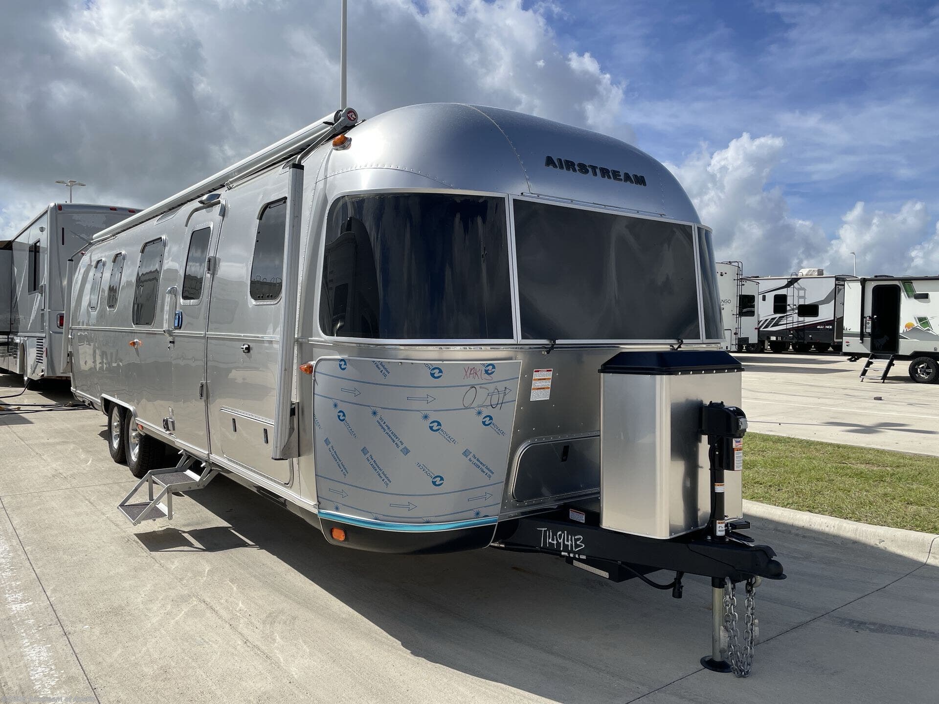 New 2026 Airstream Classic 33FB Twin available in Buda, Texas