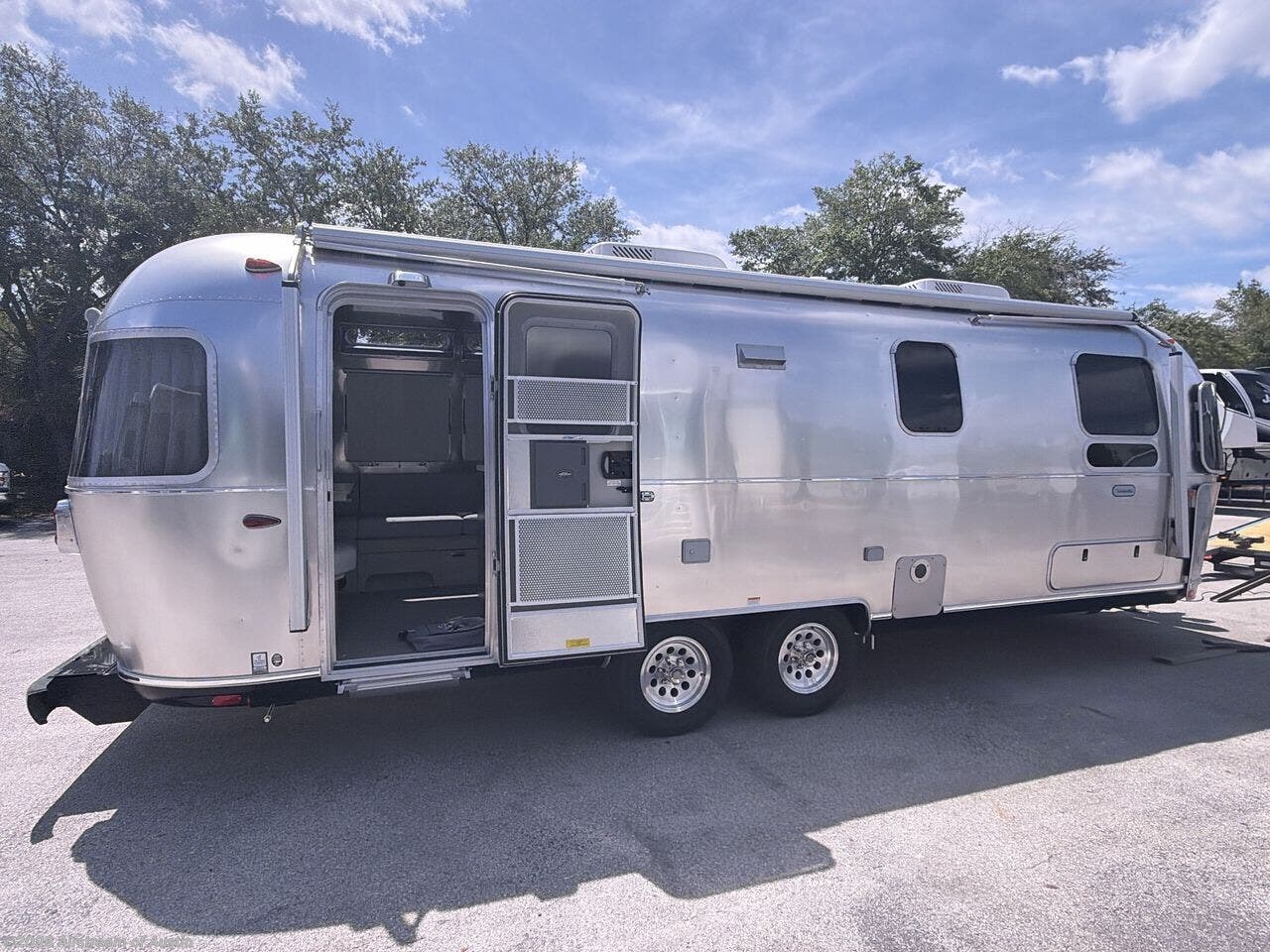 New 2026 Airstream Globetrotter 27FB Twin available in Buda, Texas