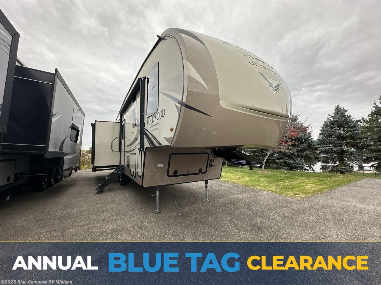 Used 2019 Forest River Rockwood Signature Ultra Lite 8290BS available in Midland, Michigan