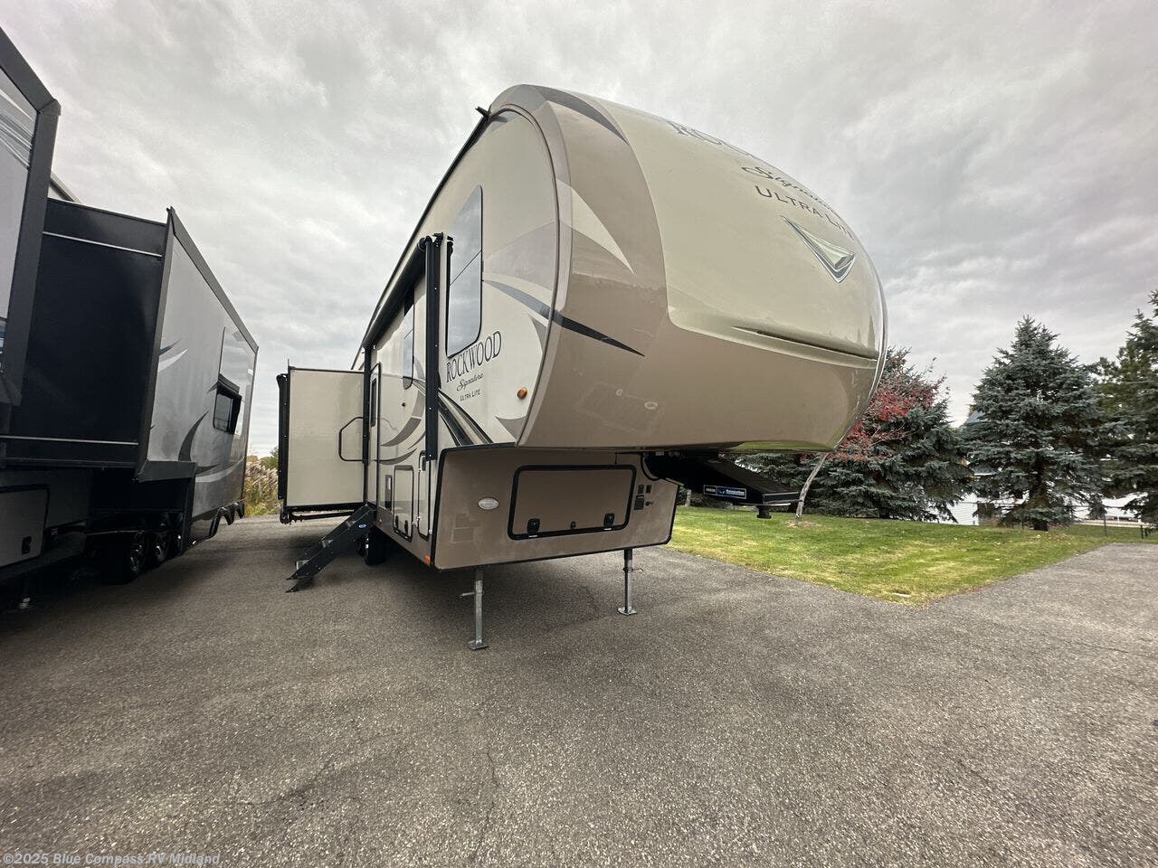 Used 2019 Forest River Rockwood Signature Ultra Lite 8290BS available in Midland, Michigan