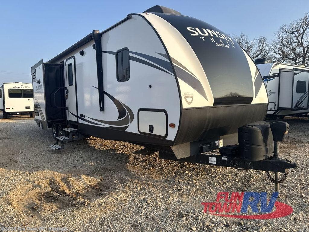 Used 2018 CrossRoads Sunset Trail Super Lite 331BH available in Giddings, Texas