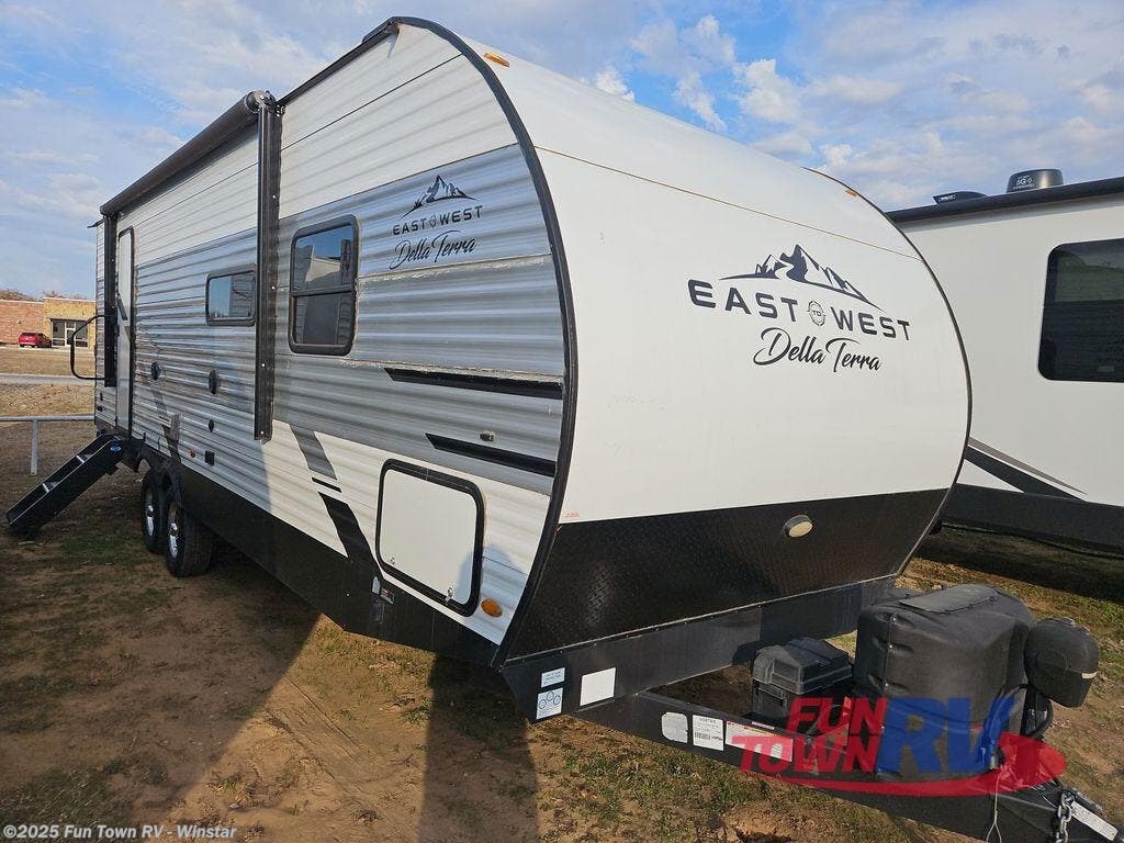Used 2022 East to West Della Terra 261RB available in Thackerville, Oklahoma