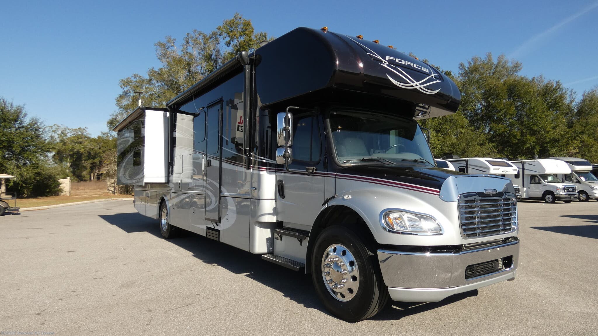 Used 2015 Dynamax Corp Force 37FBH available in Ocala, Florida