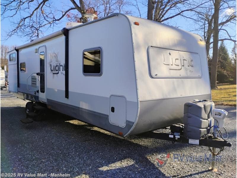 Used 2013 Highland Ridge Light LT305BHS available in Manheim, Pennsylvania