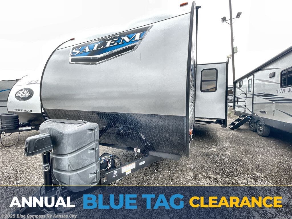 Used 2022 Forest River Salem 26dbud available in Grain Valley, Missouri