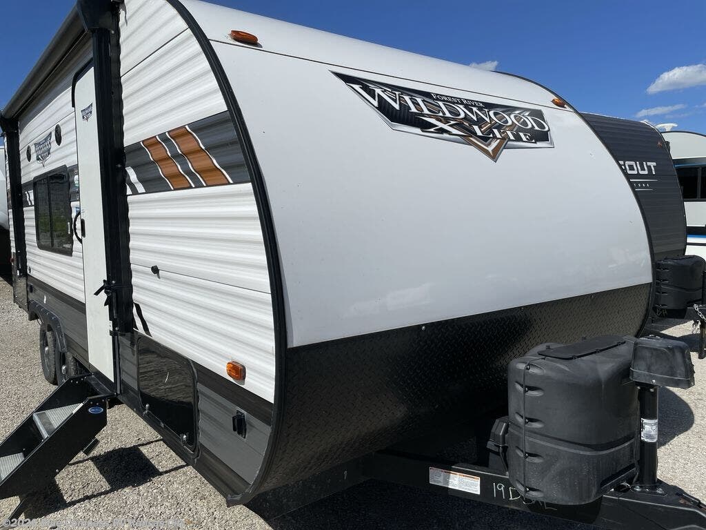 Used 2022 Forest River Wildwood X-Lite 19DBXL available in Grain Valley, Missouri