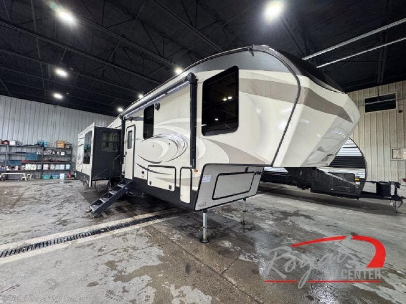 Used 2018  Keystone Cougar Half-Ton Series 327RLK by Keystone from Royal RV Center in Middlebury, IN