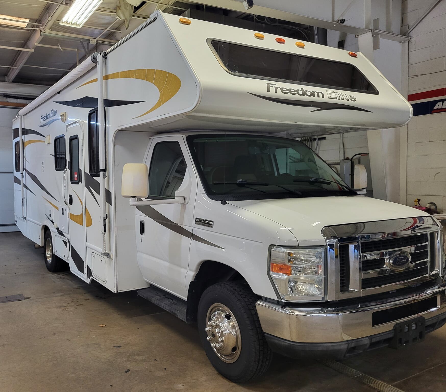 Used 2011 Thor  FREEDOM ELITE 26E available in Madison, Ohio