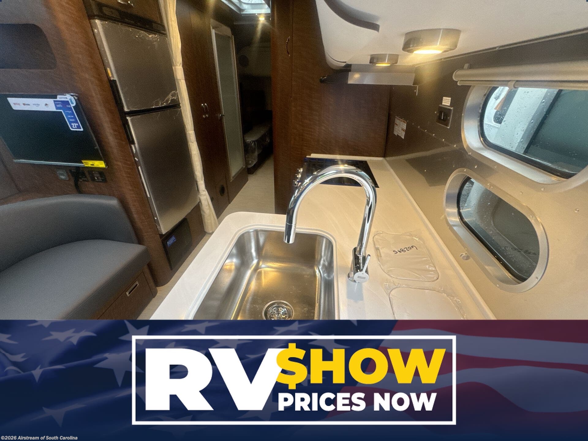 New 2027 Airstream Globetrotter 27FB Twin available in Lexington, South Carolina
