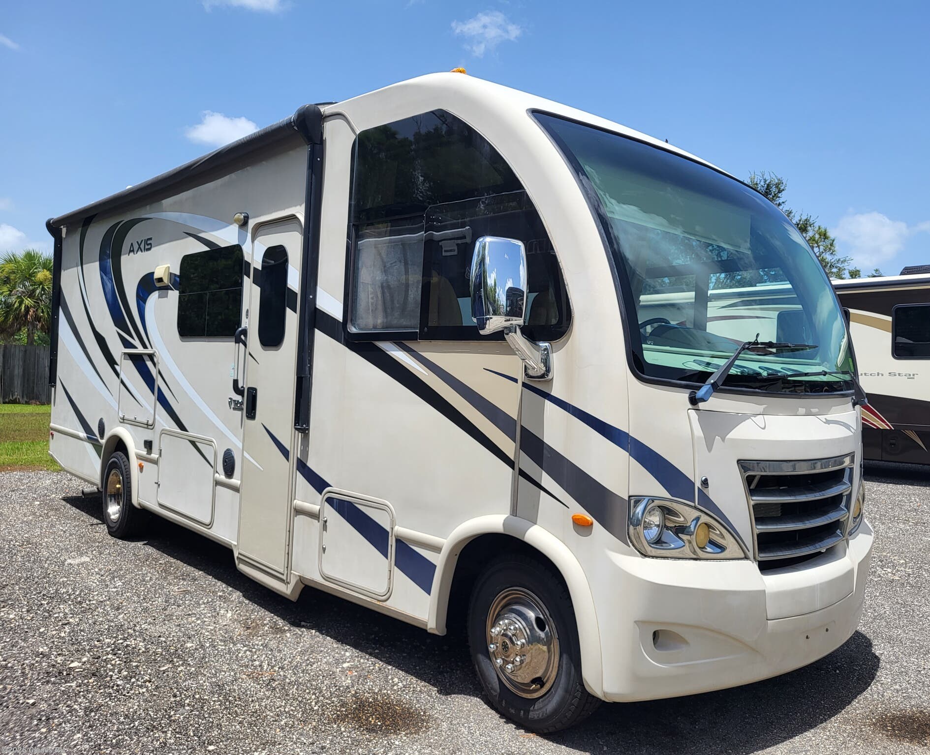 Used 2017  Thor Motor Coach Axis 25.3 by Thor Motor Coach from Glades RV in Fort Myers, FL