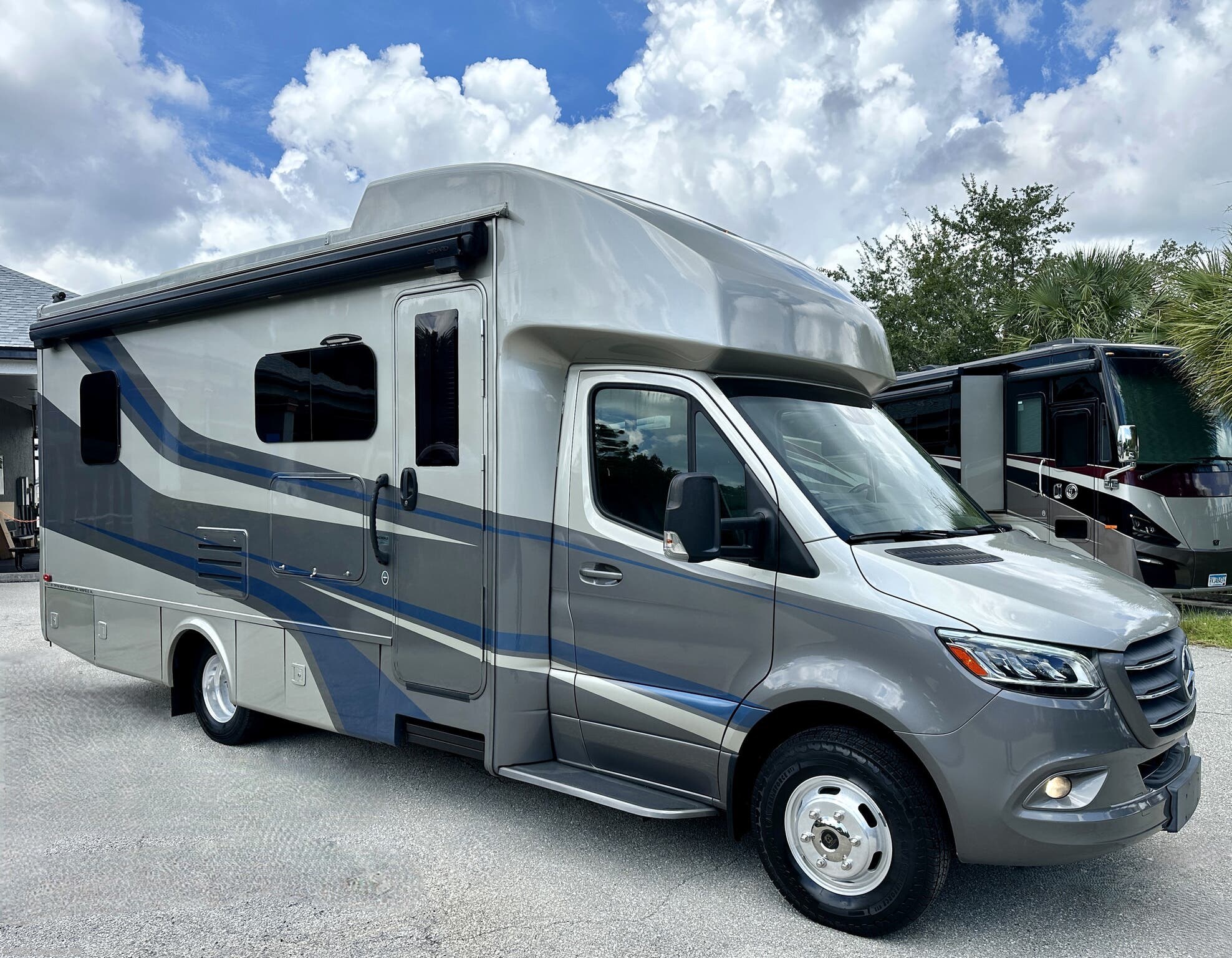 Used 2021  Tiffin Wayfarer 25 SW by Tiffin from Glades RV in Fort Myers, FL