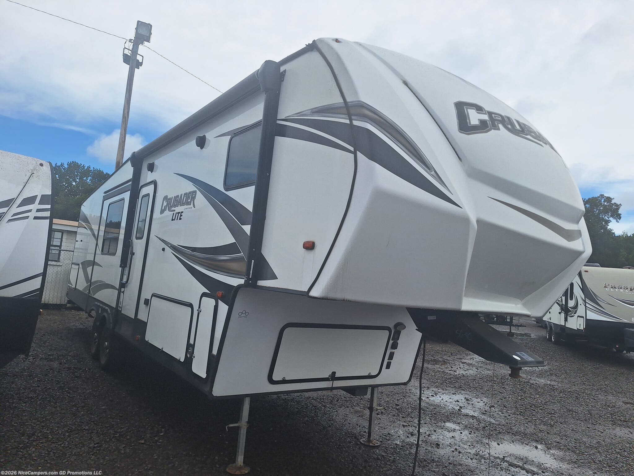 Used 2021  Prime Time Crusader Lite 33BH by Prime Time from NiceCampers.com in Russellville, AR