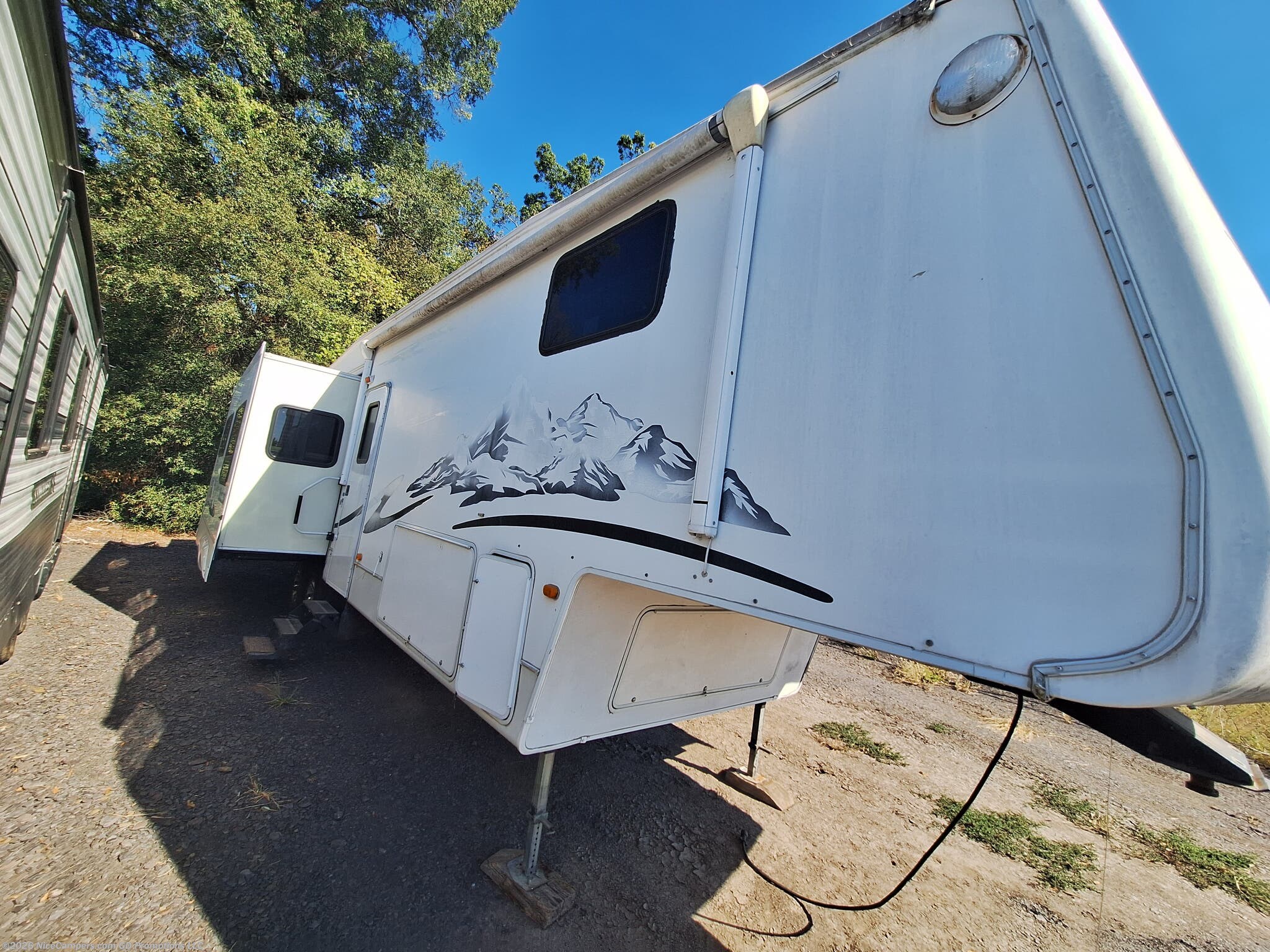 Used 2005 Keystone Montana 3670RL available in Russellville, Arkansas