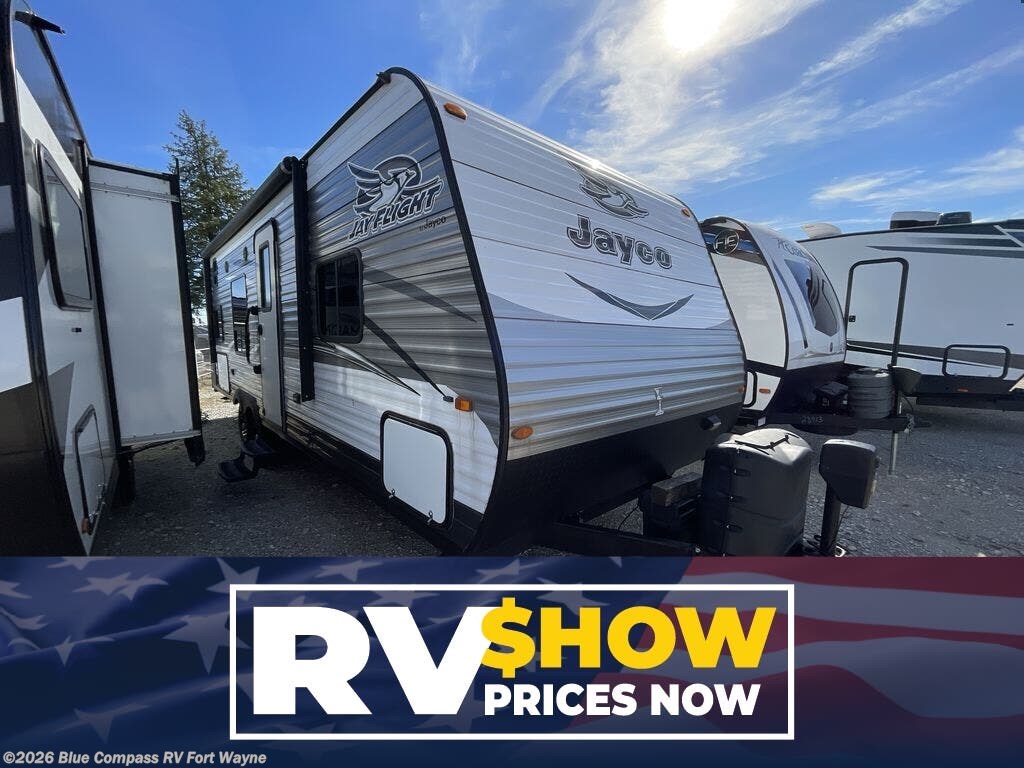 Used 2017  Jayco Jay Flight SLX 212QBW by Jayco from Blue Compass RV Fort Wayne in Columbia City, IN