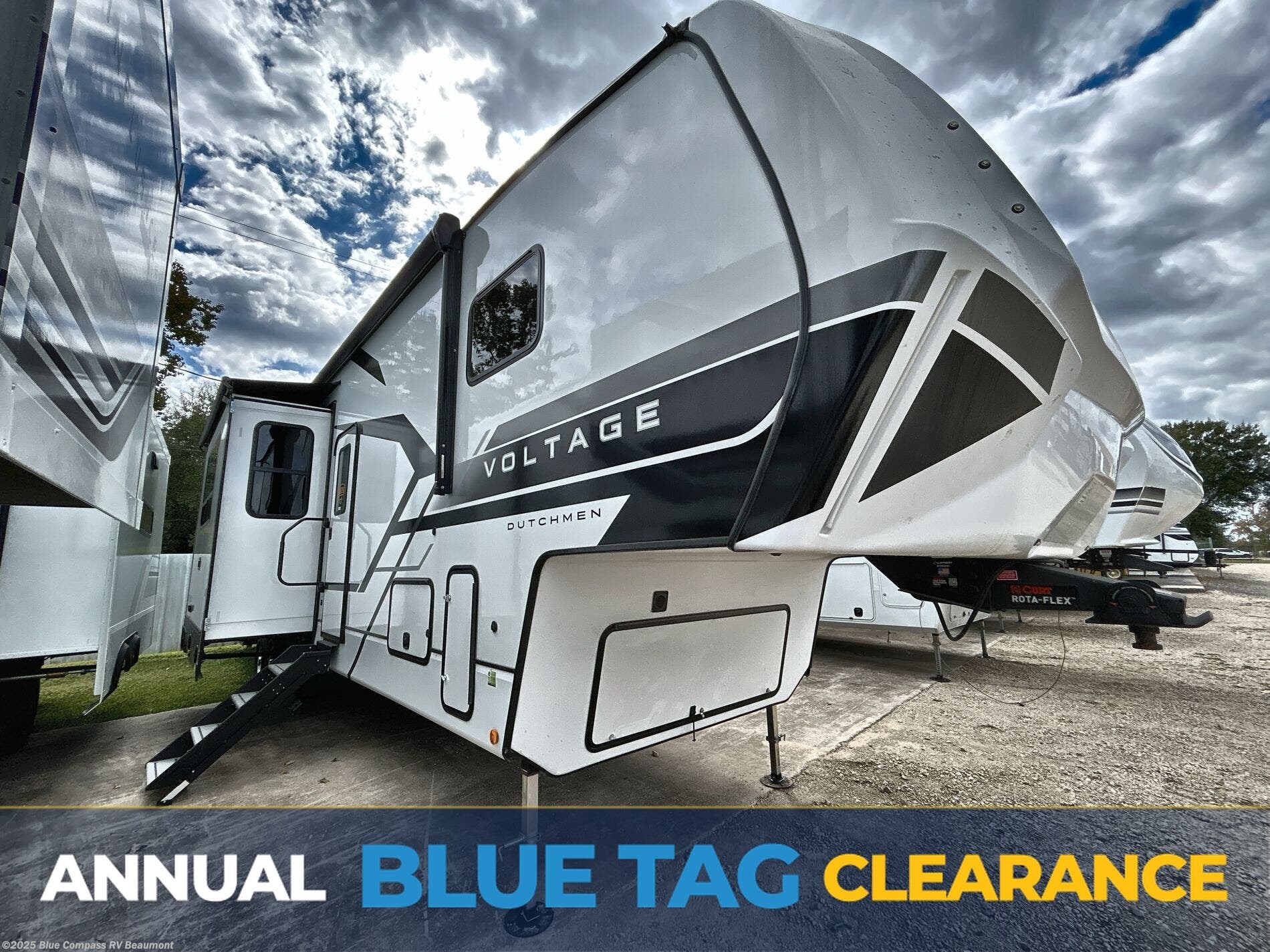 New 2026 Dutchmen Voltage V-Series 3850 available in Vidor, Texas