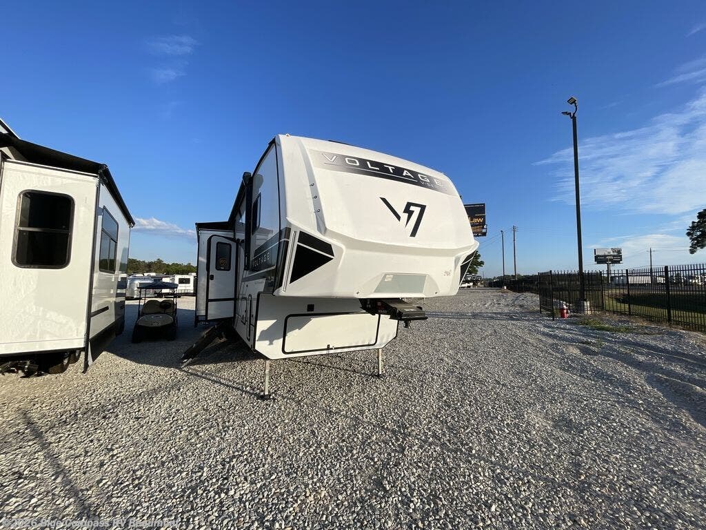 New 2026 Dutchmen Voltage V-Series 3850 available in Vidor, Texas