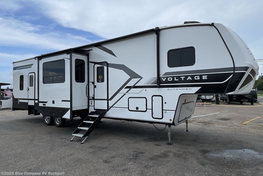 New 2025 Dutchmen Voltage V-Series 3600 available in Rockport, Texas