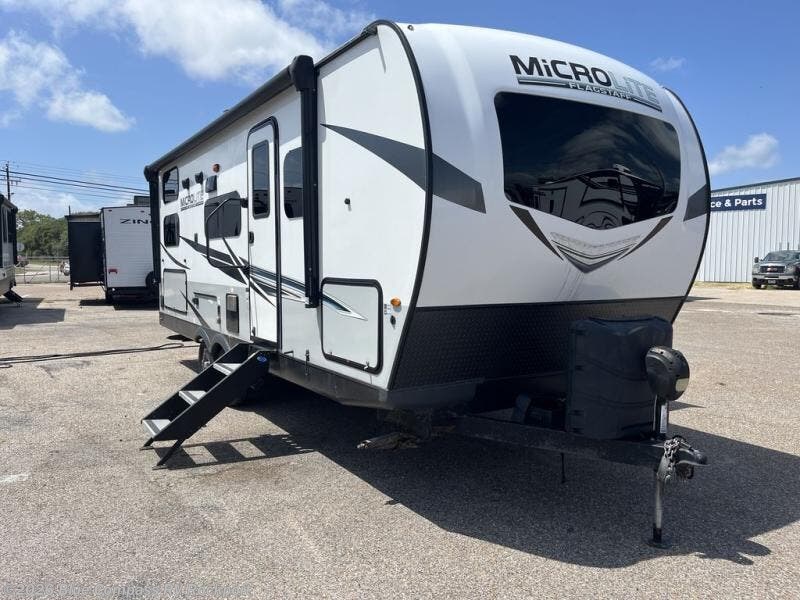 Used 2022  Forest River Flagstaff Micro Lite 25BRDS by Forest River from Blue Compass RV Rockport in Rockport, TX