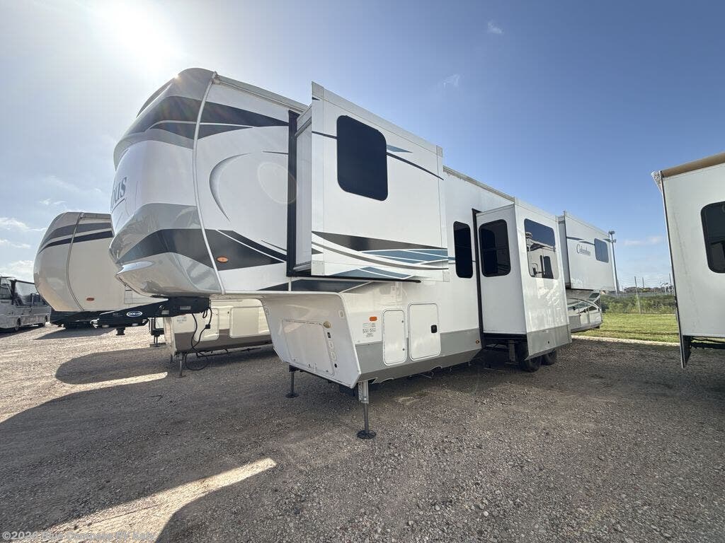 Used 2022 Palomino Columbus 388FK available in Katy, Texas