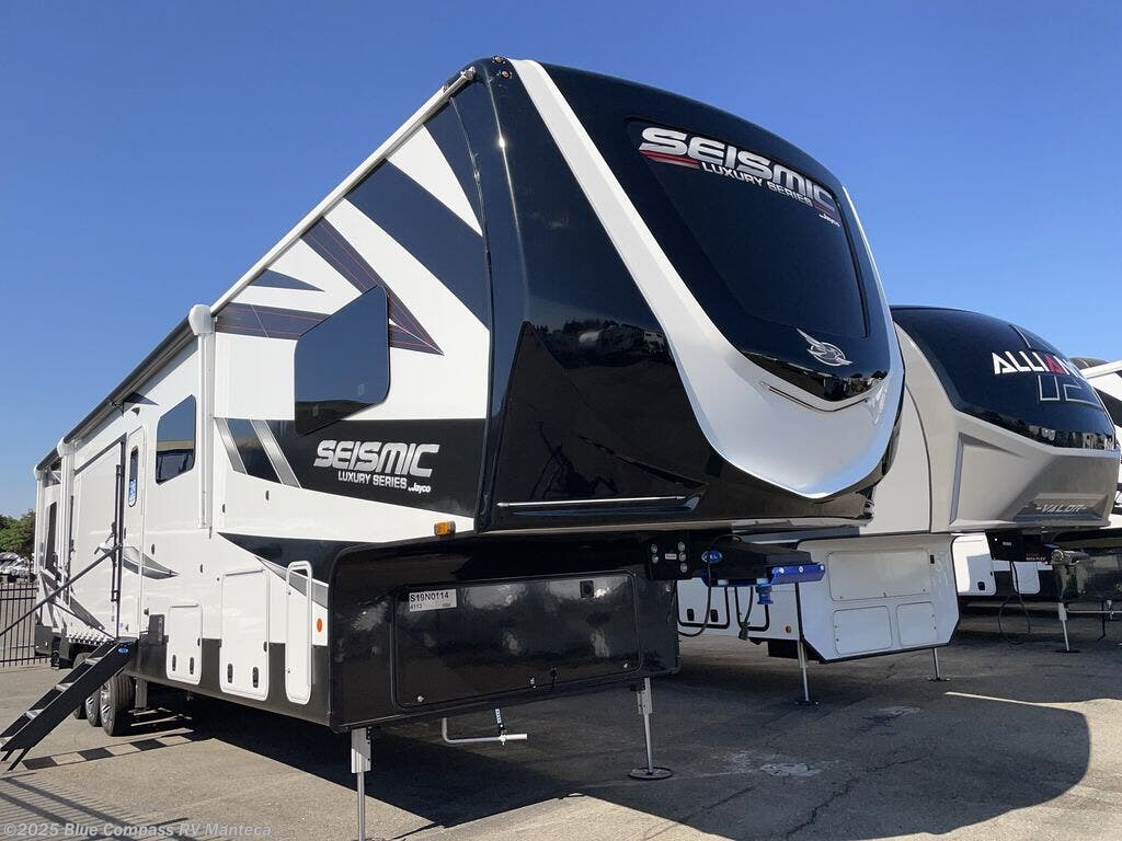 New 2025 Jayco Seismic Luxury Series 4113 available in Manteca, California